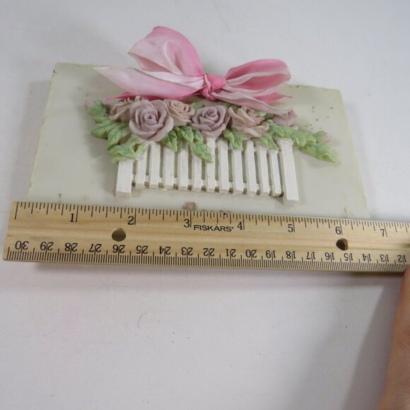 Roses & Picket Fence Plaque Spring Bouquet 20667 Russ Berrie - Picture 6 of 11